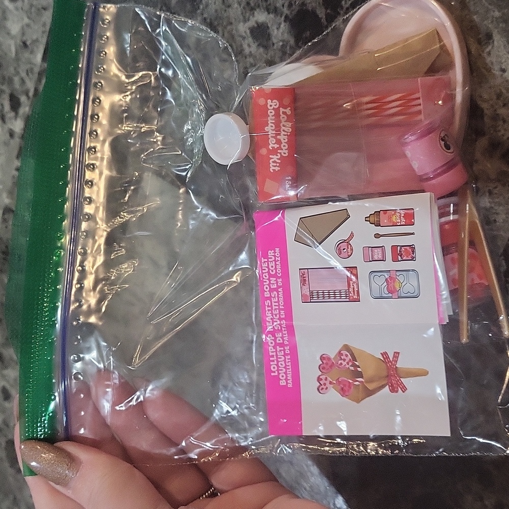 Miniverse Make It Mini Valentine's Lollipop Hearts Bouquet - Picture 3 of 3